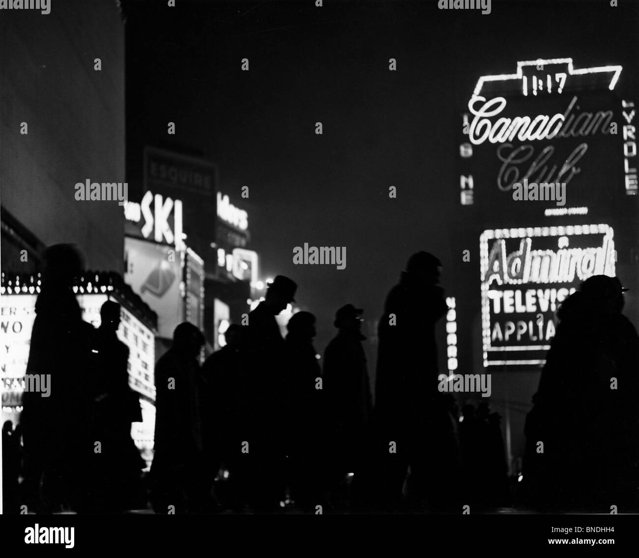 Gruppo di persone a piedi nella parte anteriore di un cinema, Times Square a New York City, Stati Uniti d'America Foto Stock