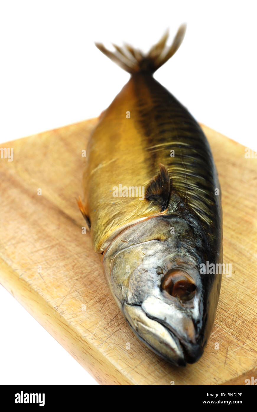 Sgombro affumicato pesce su una scheda Foto Stock