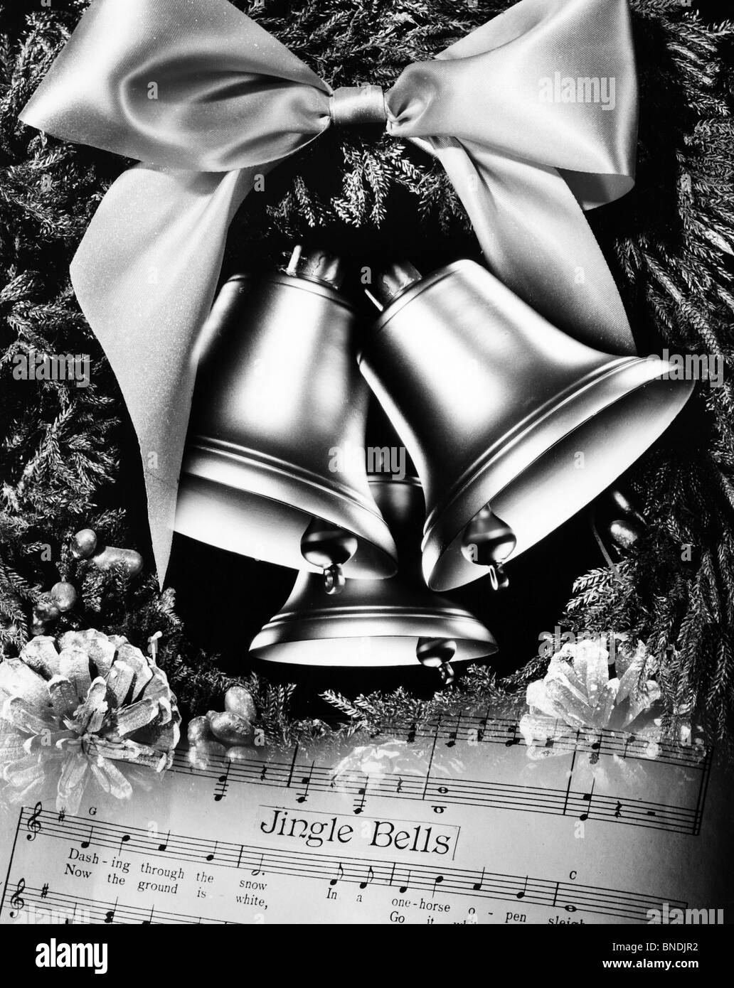 Close-up di campane di Natale con foglio di musica Foto Stock