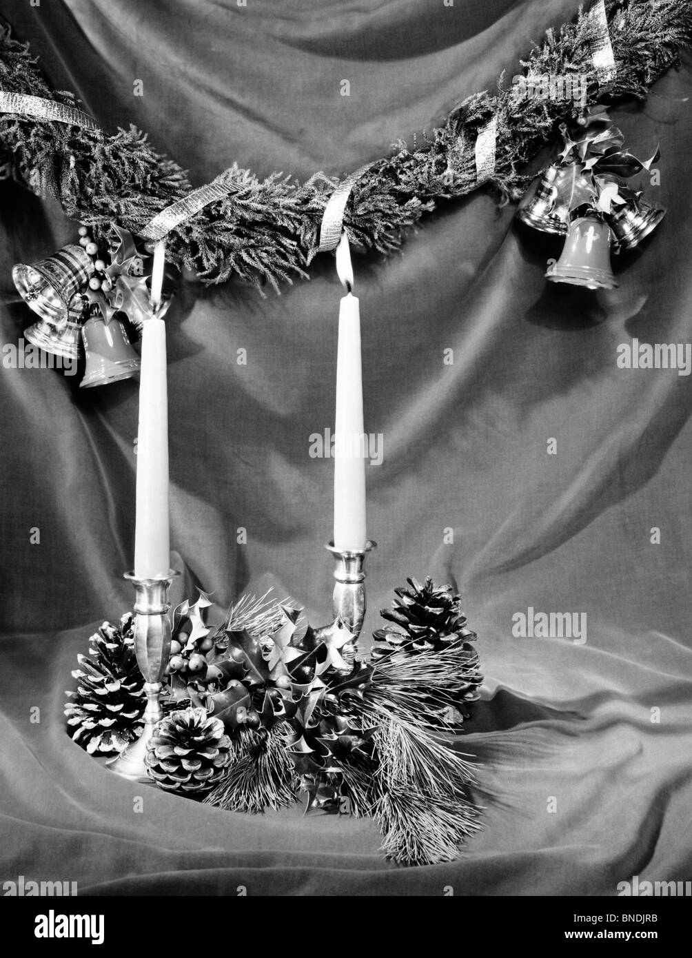 Close-up di ornamenti Natale con candele Foto Stock