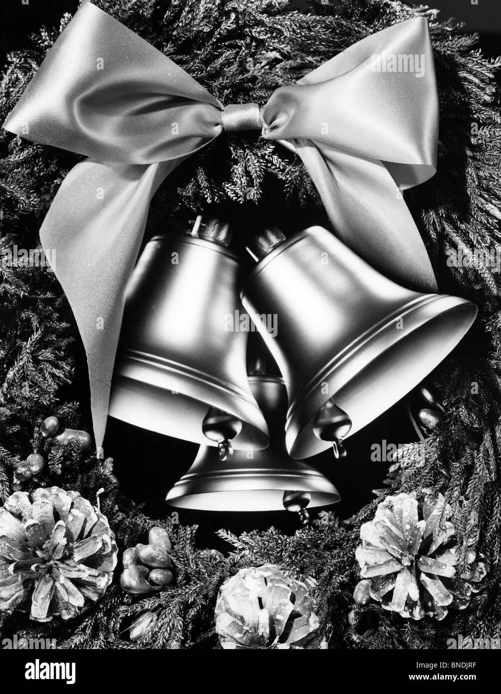 Close-up di tre campane di Natale sulla corona Foto Stock