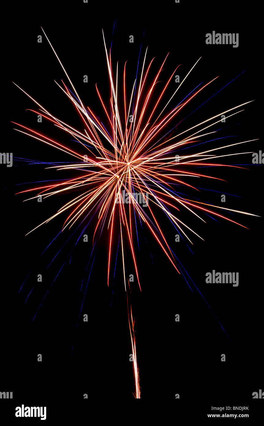 Raffica di fuochi d'artificio nel cielo notturno Foto Stock