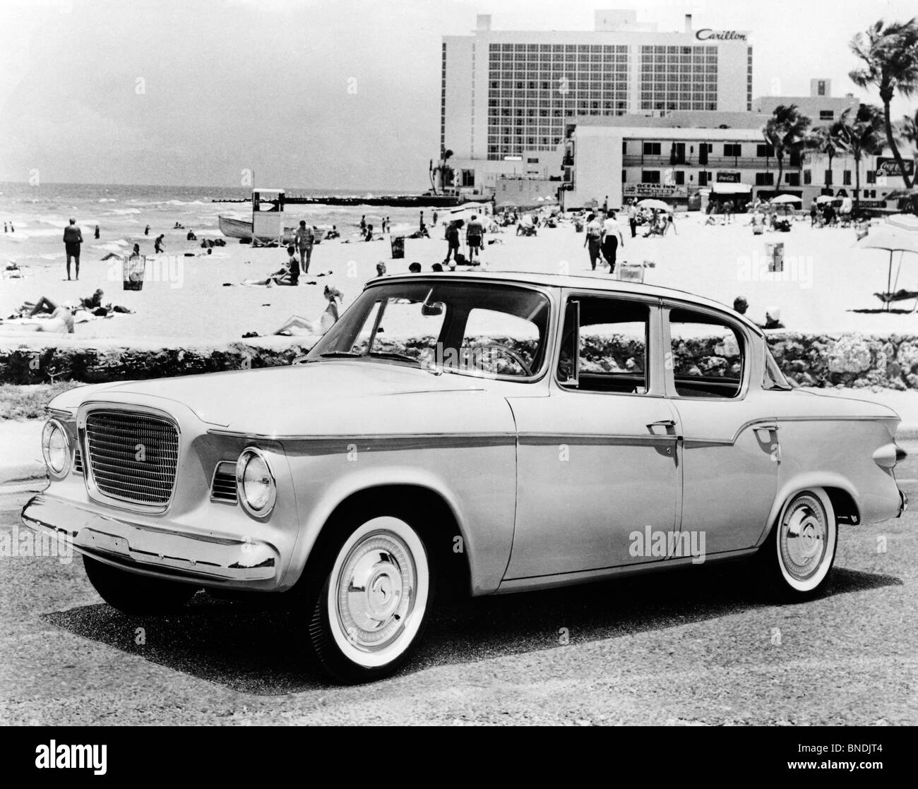 Vintage auto parcheggiate su strada, Studebaker Lark, 1959 Foto Stock