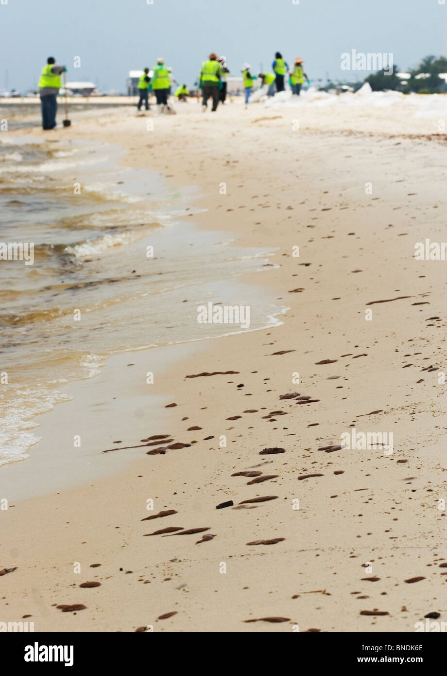 Patties di Tar dalla BP fuoriuscite di olio lavaggio fino su un Pass Christian, Mississippi Beach. Luglio, 2010. Foto Stock