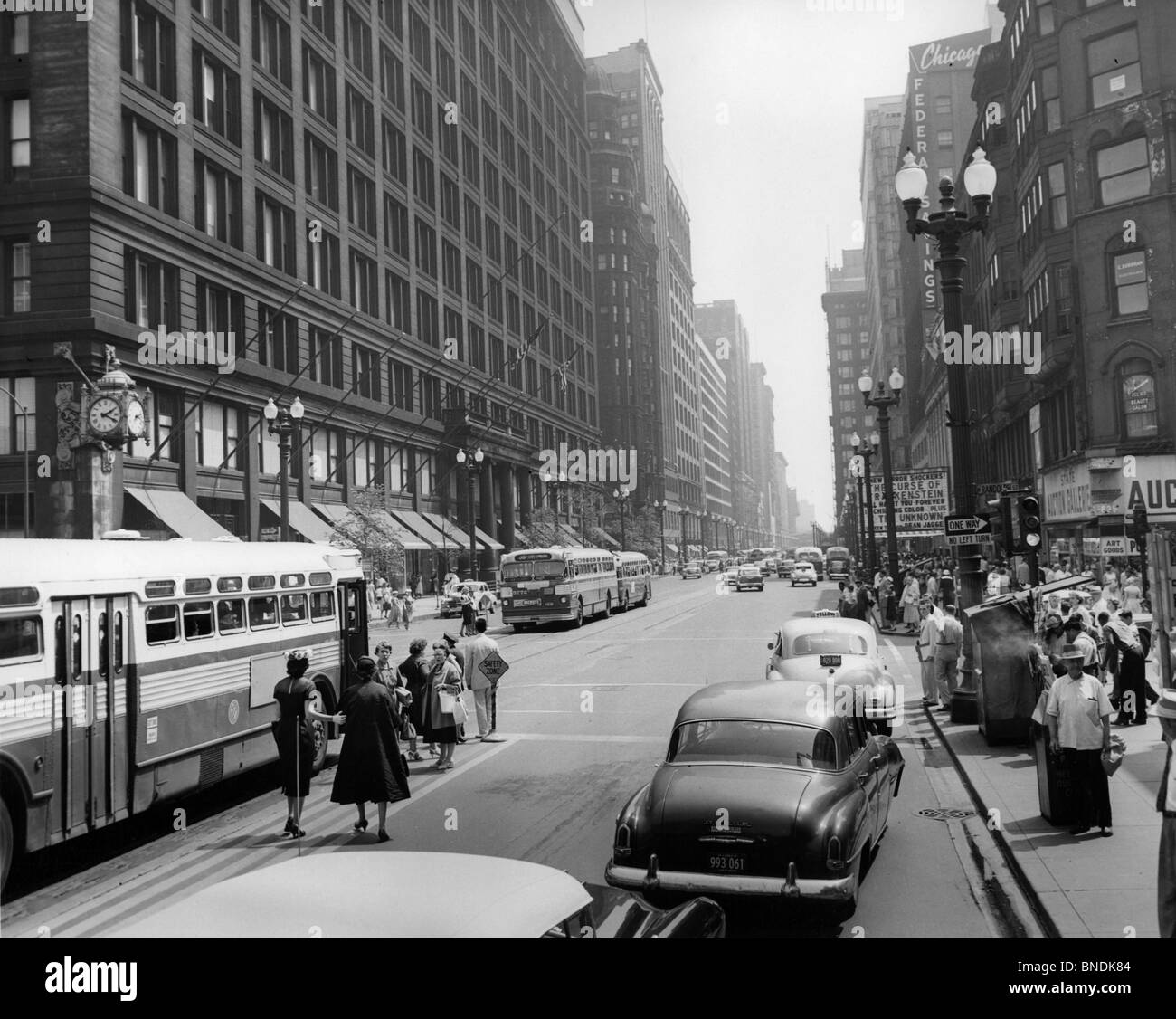 Edifici lungo una strada, Chicago, Illinois, Stati Uniti d'America Foto Stock