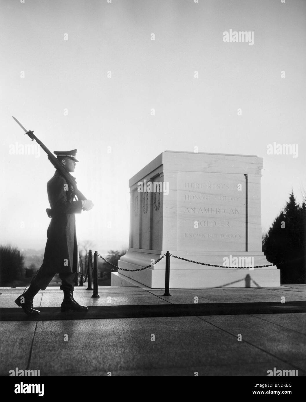 Soldato dell'esercito a piedi nei pressi di un memorial, la tomba del Soldato sconosciuto, il Cimitero Nazionale di Arlington, Arlington, Virginia, Stati Uniti d'America Foto Stock