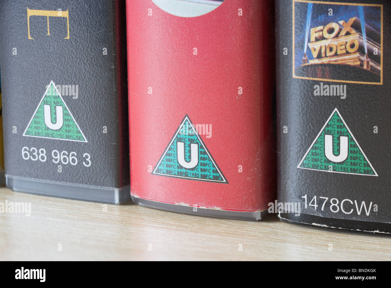 Fila di video vhs casi mostranti BBFC U film classificazione universale avviso dal regno unito Foto Stock