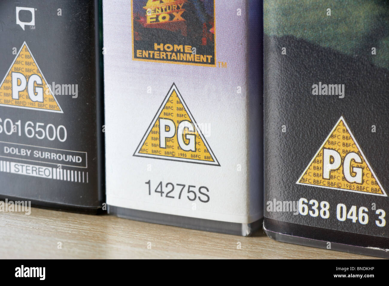 Fila di video vhs casi mostranti BBFC film pg guida dei genitori di classificazione dal regno unito Foto Stock