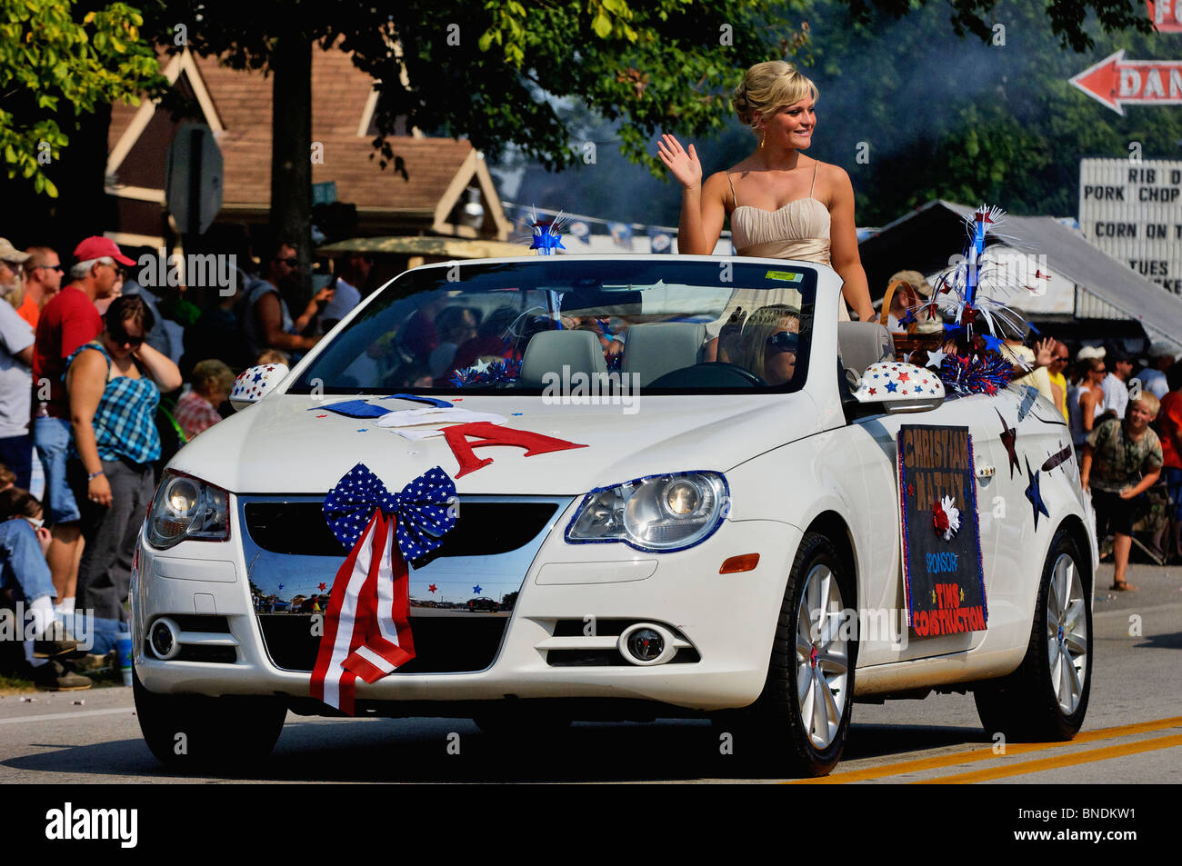 Regina di bellezza Contestant giostre nel convertibile in continuo più antica indipendenza parata del giorno in America nel nuovo Pekin, Indiana Foto Stock