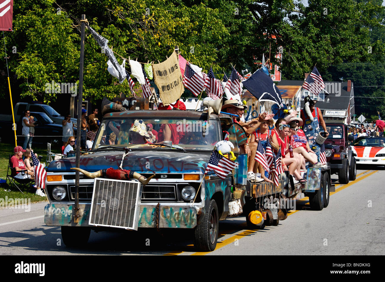 Hillbilly galleggiante nella più antica indipendenza continua parata del giorno in America nel nuovo Pekin, Indiana Foto Stock