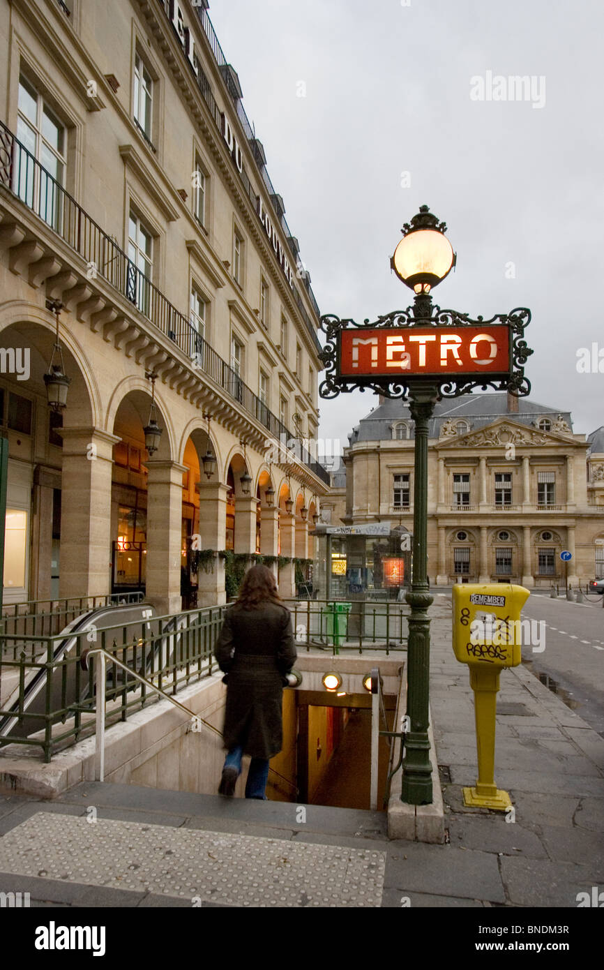 Donna che cammina verso il basso passi in Metro Subway, Parigi, Francia Foto Stock