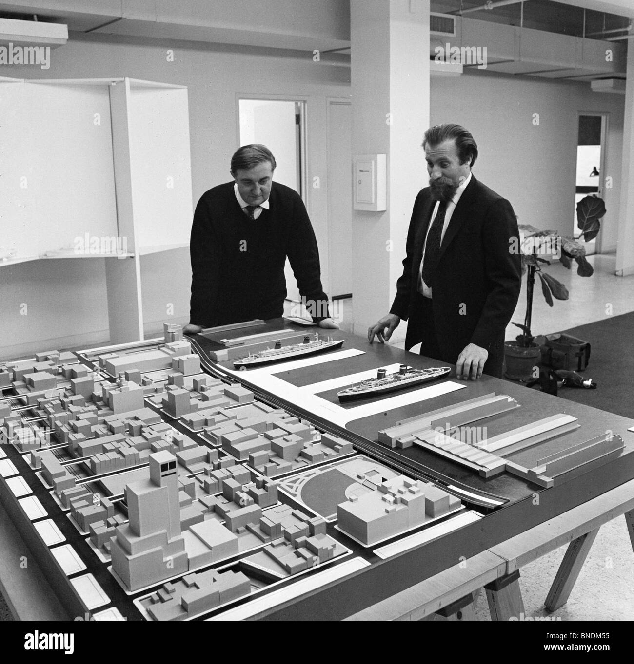 Due architetti guardando un modello architettonico Foto Stock