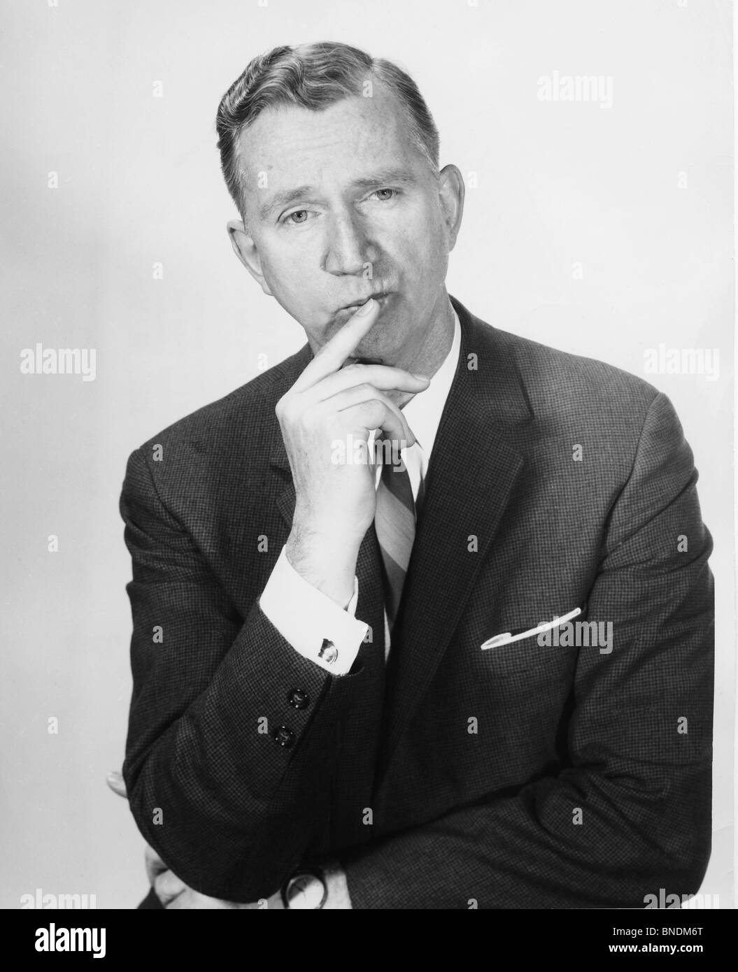 Ritratto di un uomo di affari di pensare con il suo dito sulle sue labbra Foto Stock