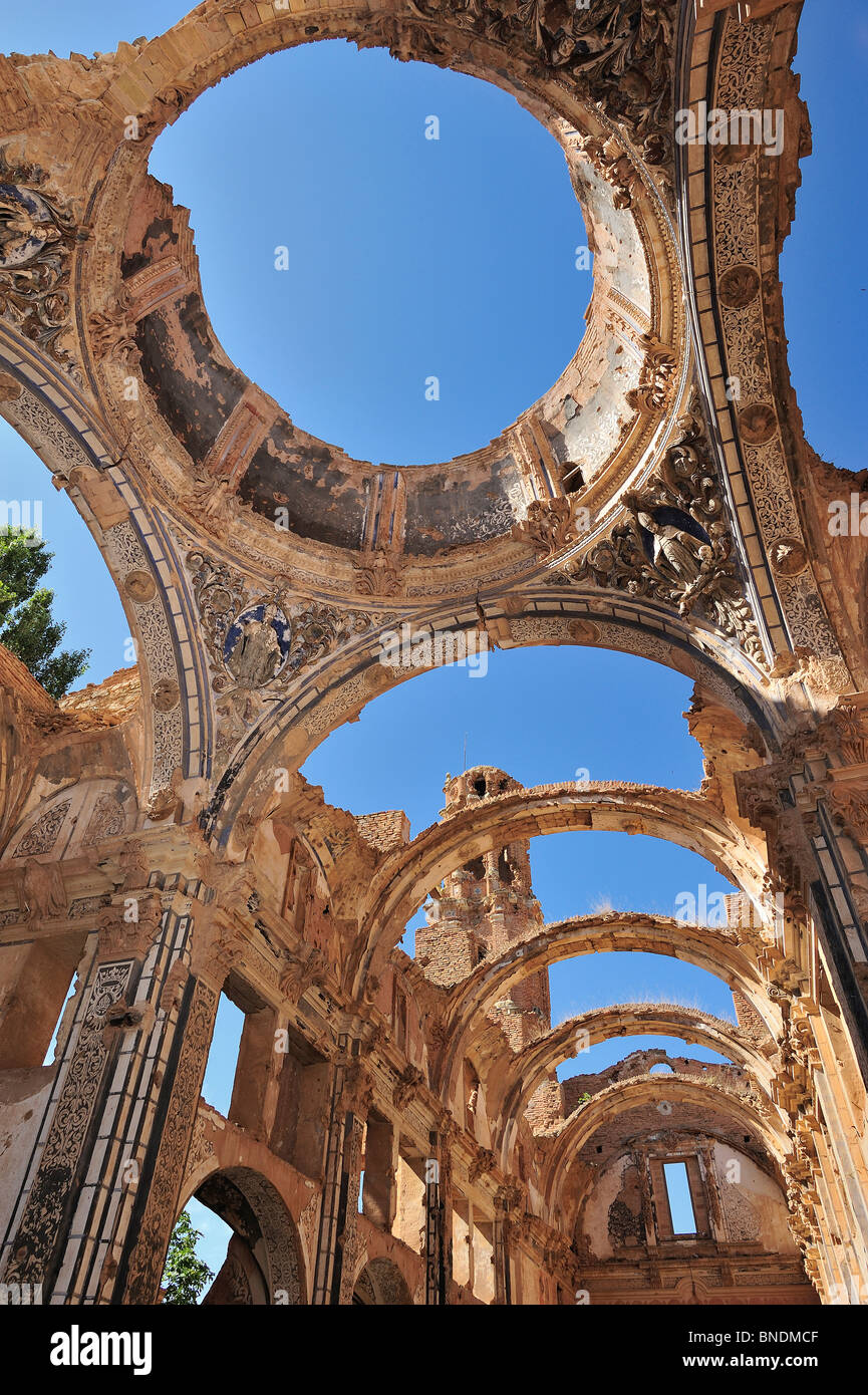 Le rovine della chiesa di San Agustín del Pueblo Viejo de Belchite. Foto Stock