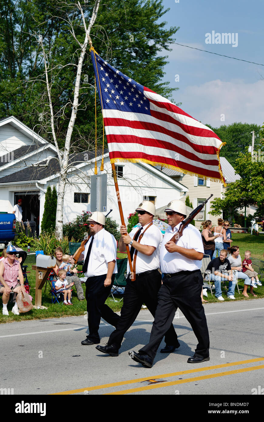 Guardia d'onore che porta bandiera americana nella più antica indipendenza continua parata del giorno in America nel nuovo Pekin, Indiana Foto Stock