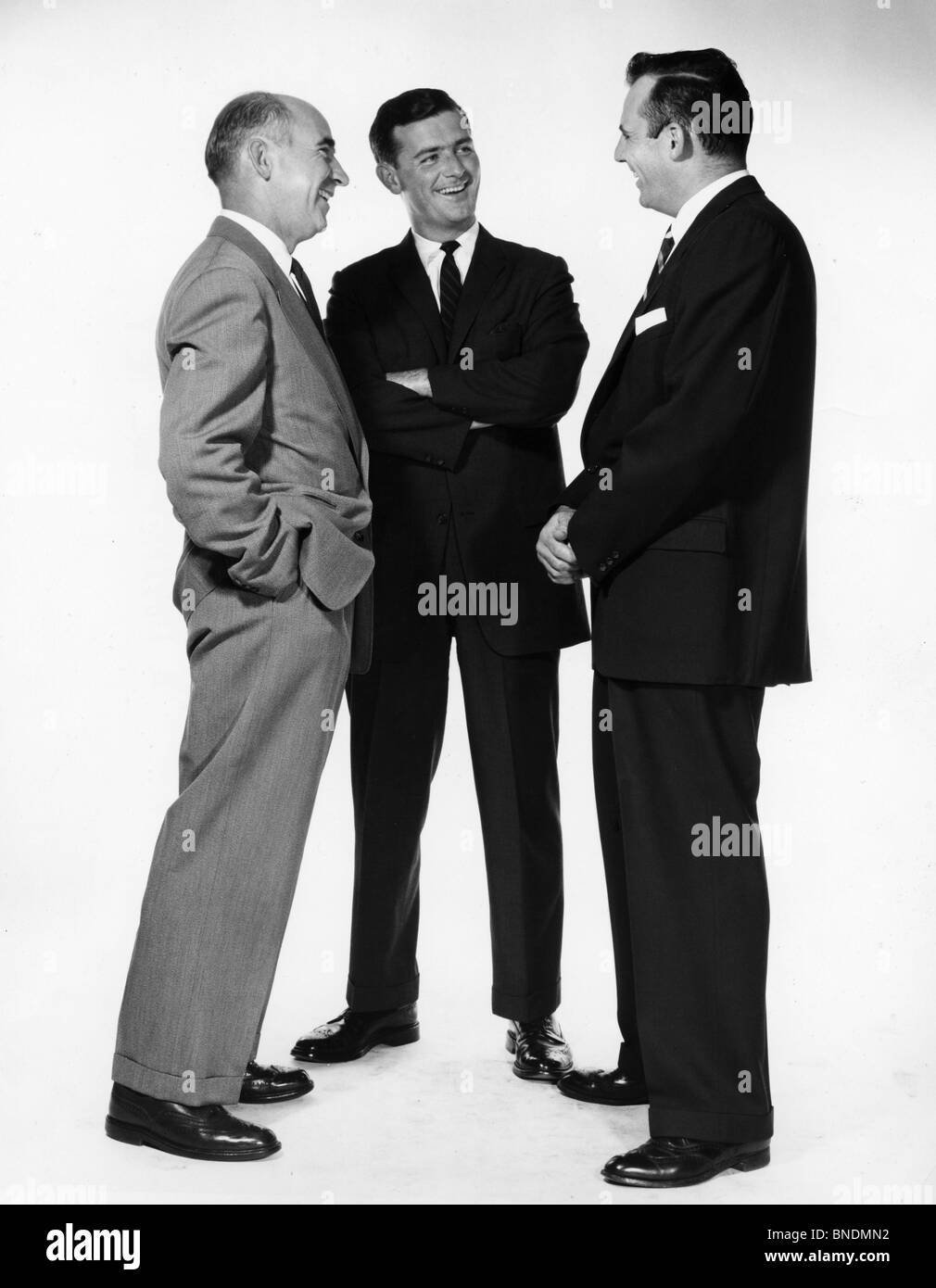 Tre uomini di affari di parlarsi Foto Stock