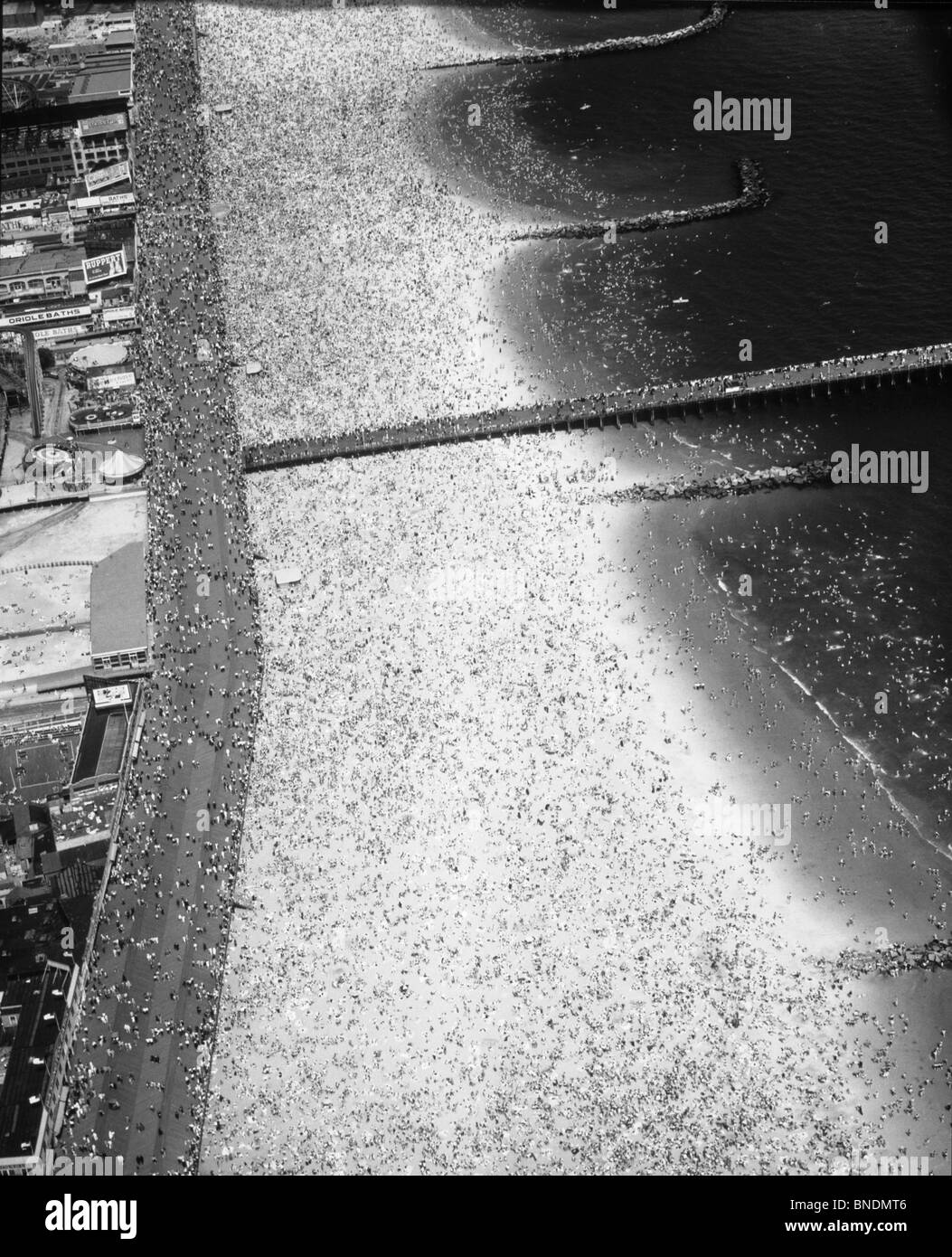 Vista aerea di turisti sulla spiaggia a Coney Island, New York City, nello Stato di New York, Stati Uniti d'America Foto Stock
