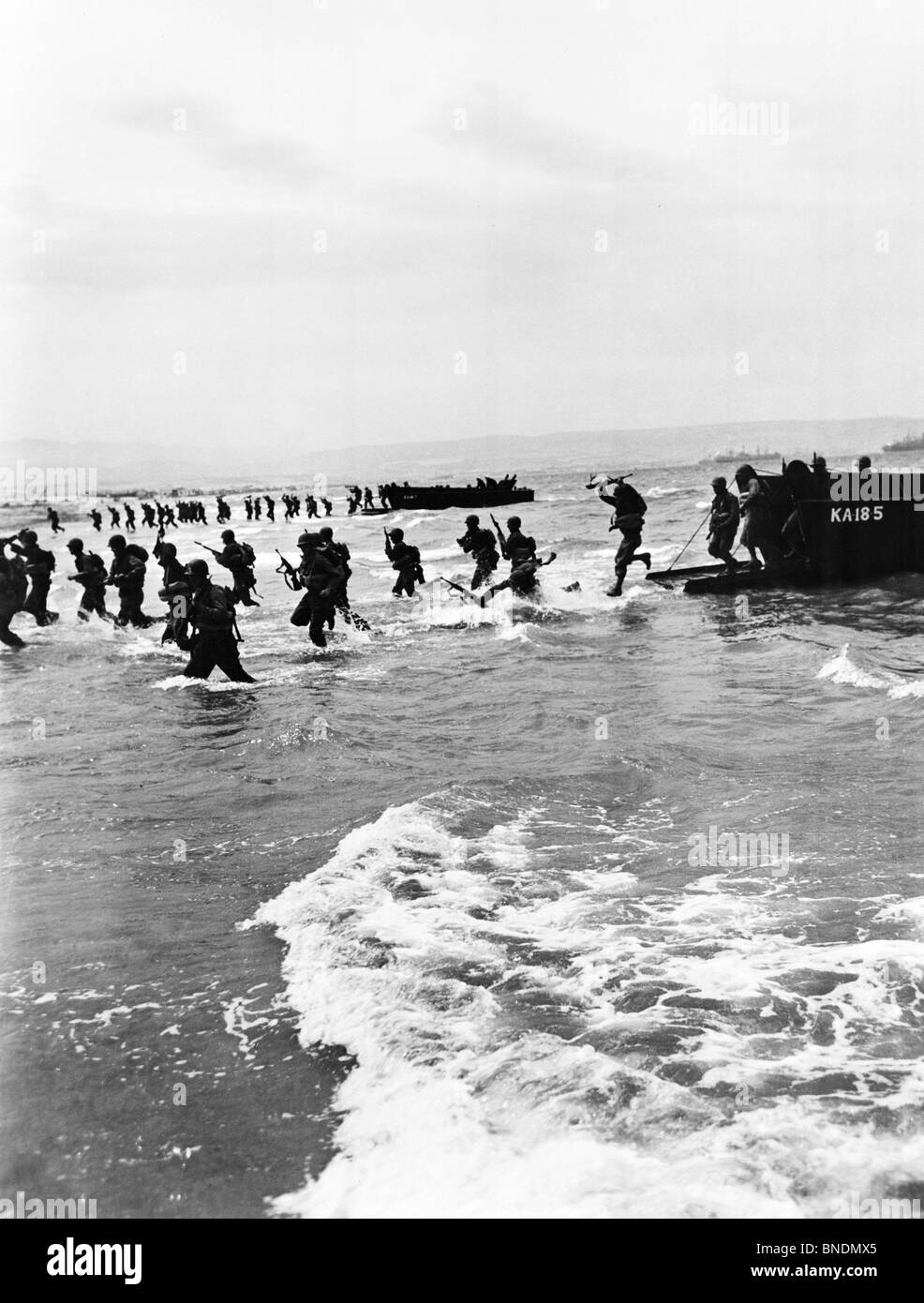 I soldati dell esercito salta in avanti alla tempesta a nord africana di spiaggia Foto Stock