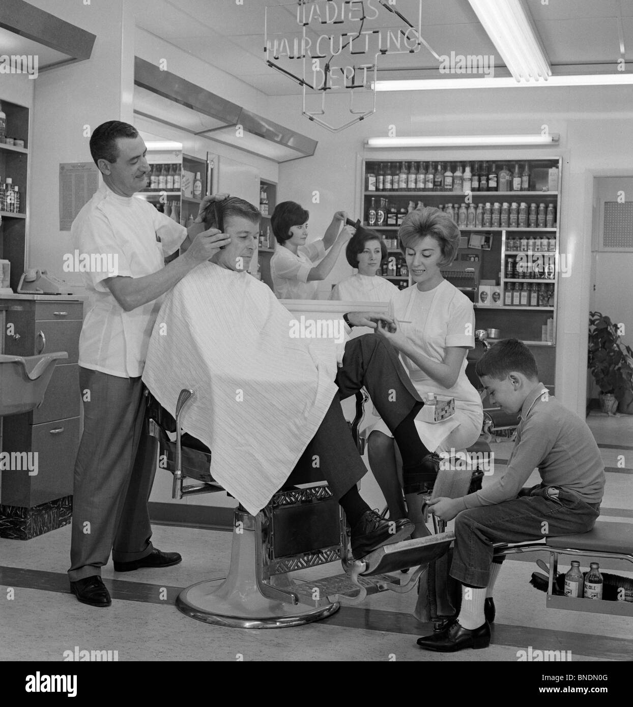 Metà uomo adulto riceve un trattamento di bellezza in un salone di parrucchiere Foto Stock