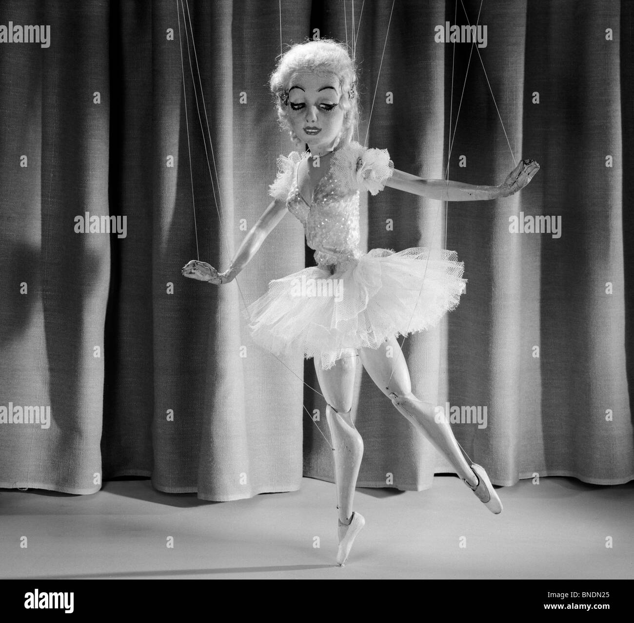 Femmina danza delle marionette Foto stock - Alamy