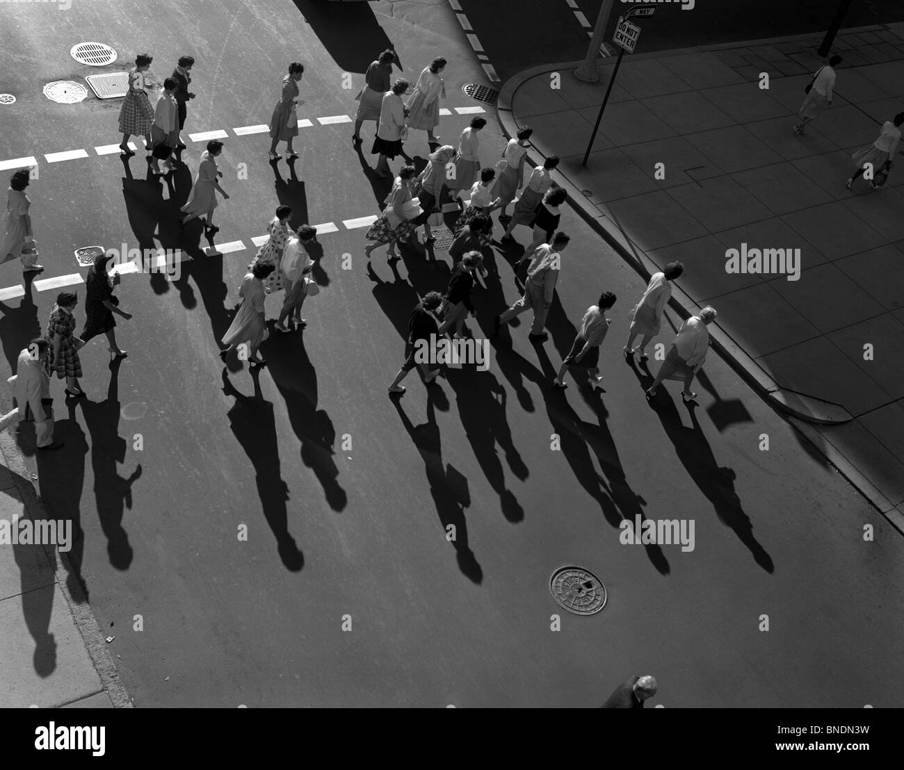 Elevato angolo di visione di un gruppo di persone che attraversano in un crosswalk Foto Stock