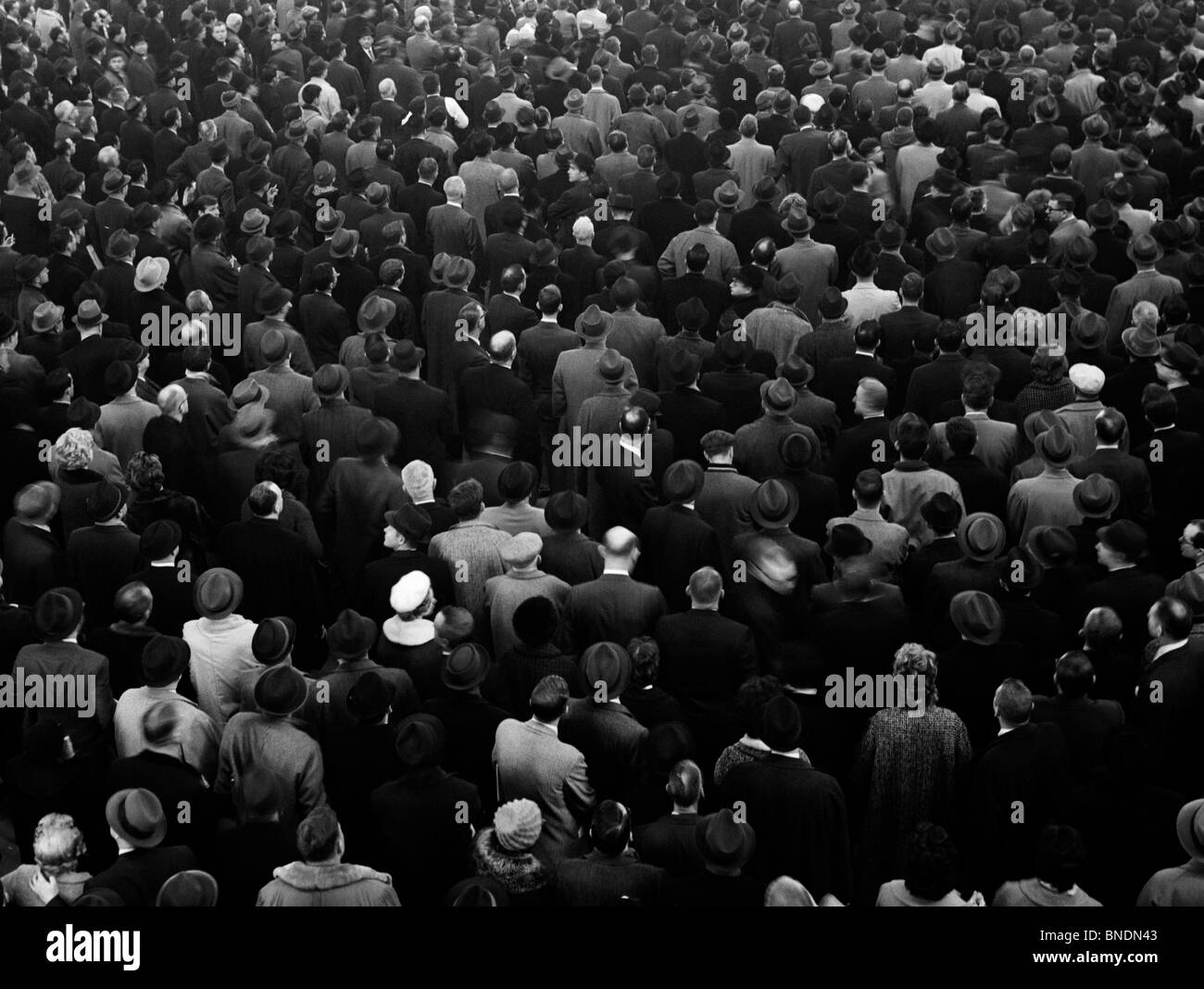 Angolo di alta vista di una folla di persone in piedi Foto Stock