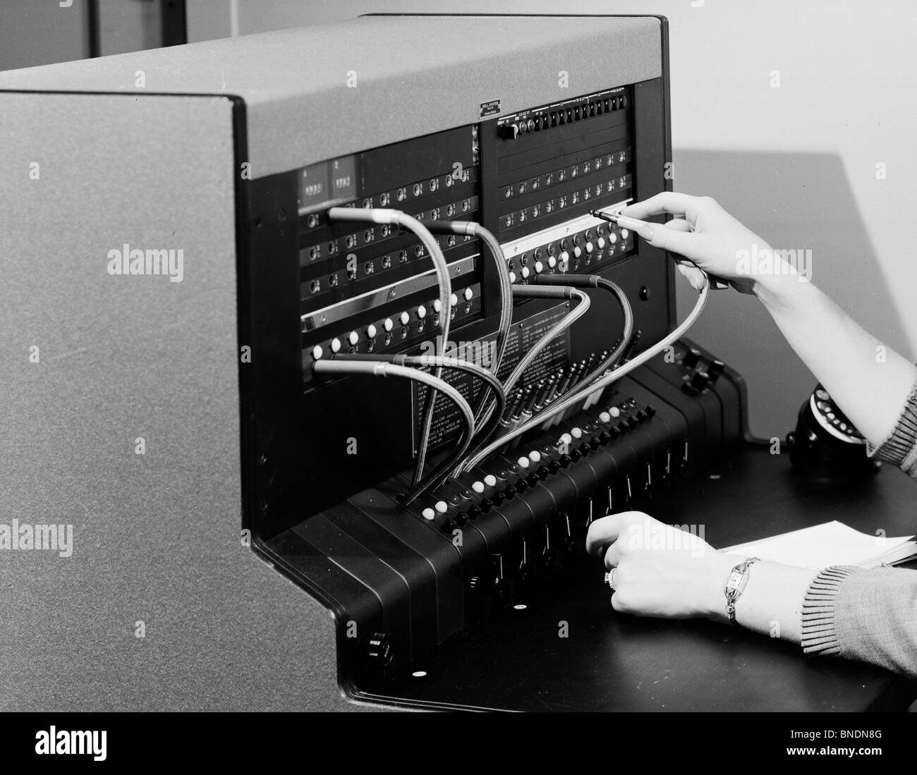 Close-up di una donna di mano il funzionamento di un centralino telefonico Foto Stock