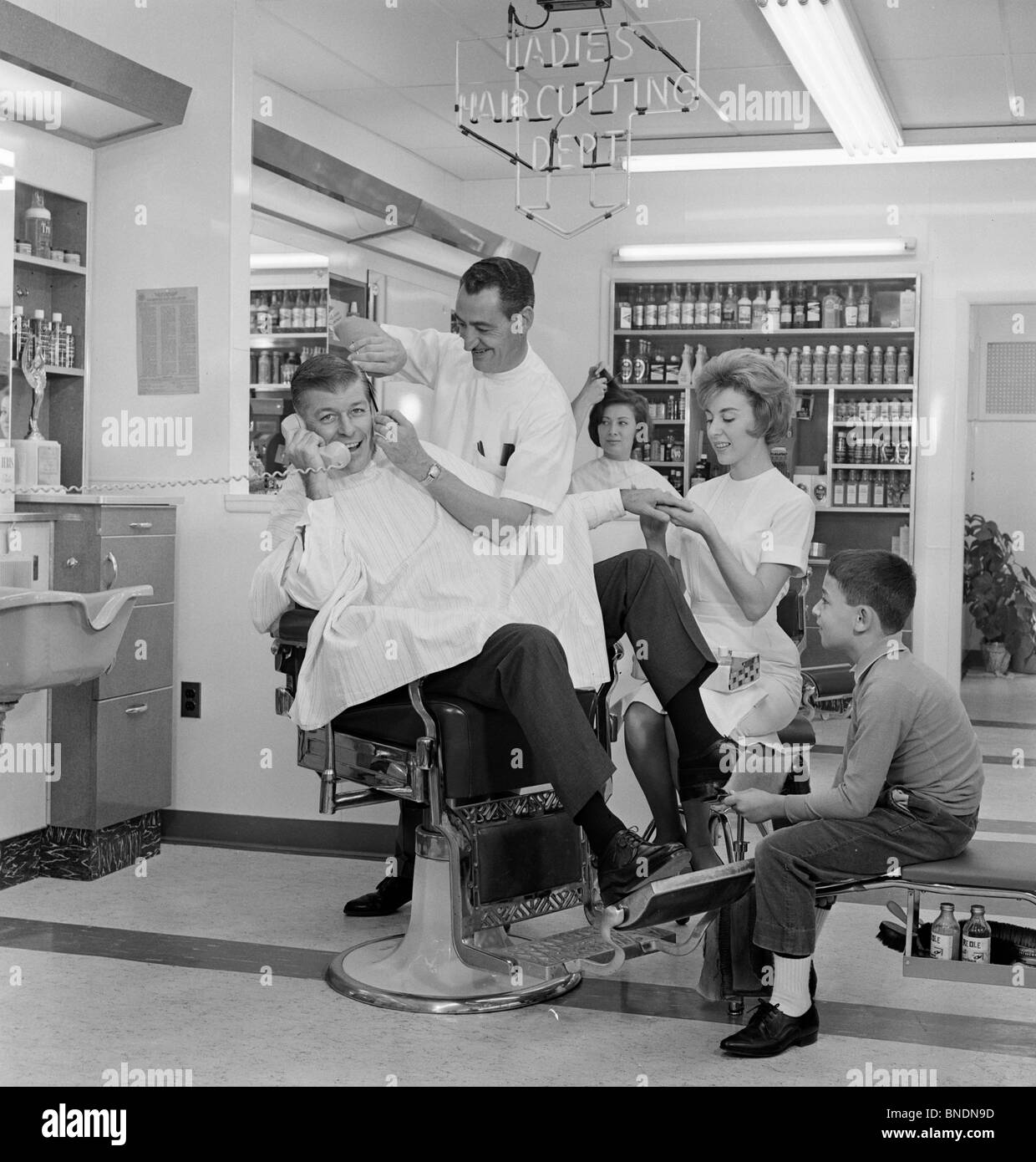 Metà uomo adulto che ricevono il trattamento in un salone di parrucchiere Foto Stock