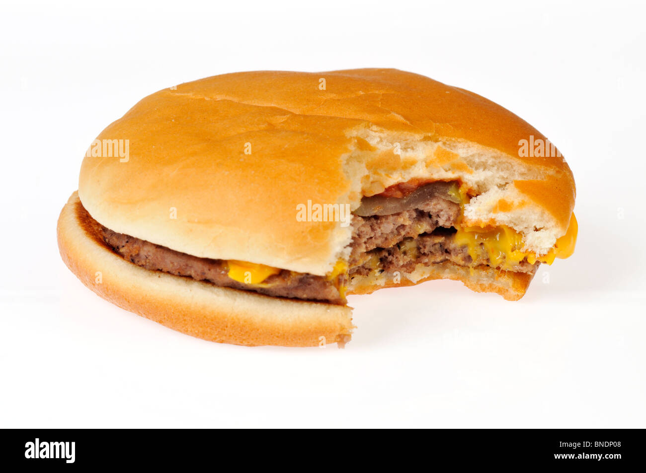 McDonalds cheeseburger con morso ritaglio mancante su sfondo bianco. Foto Stock