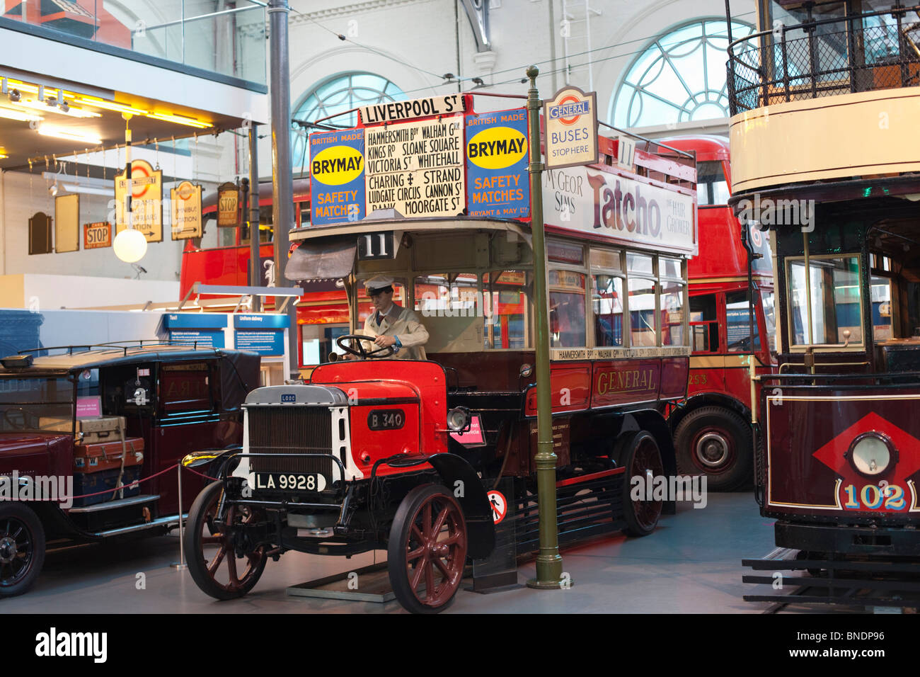 Uomo alla guida di un autobus in un museo, il Museo dei Trasporti di Londra Covent Garden di Londra, Inghilterra Foto Stock