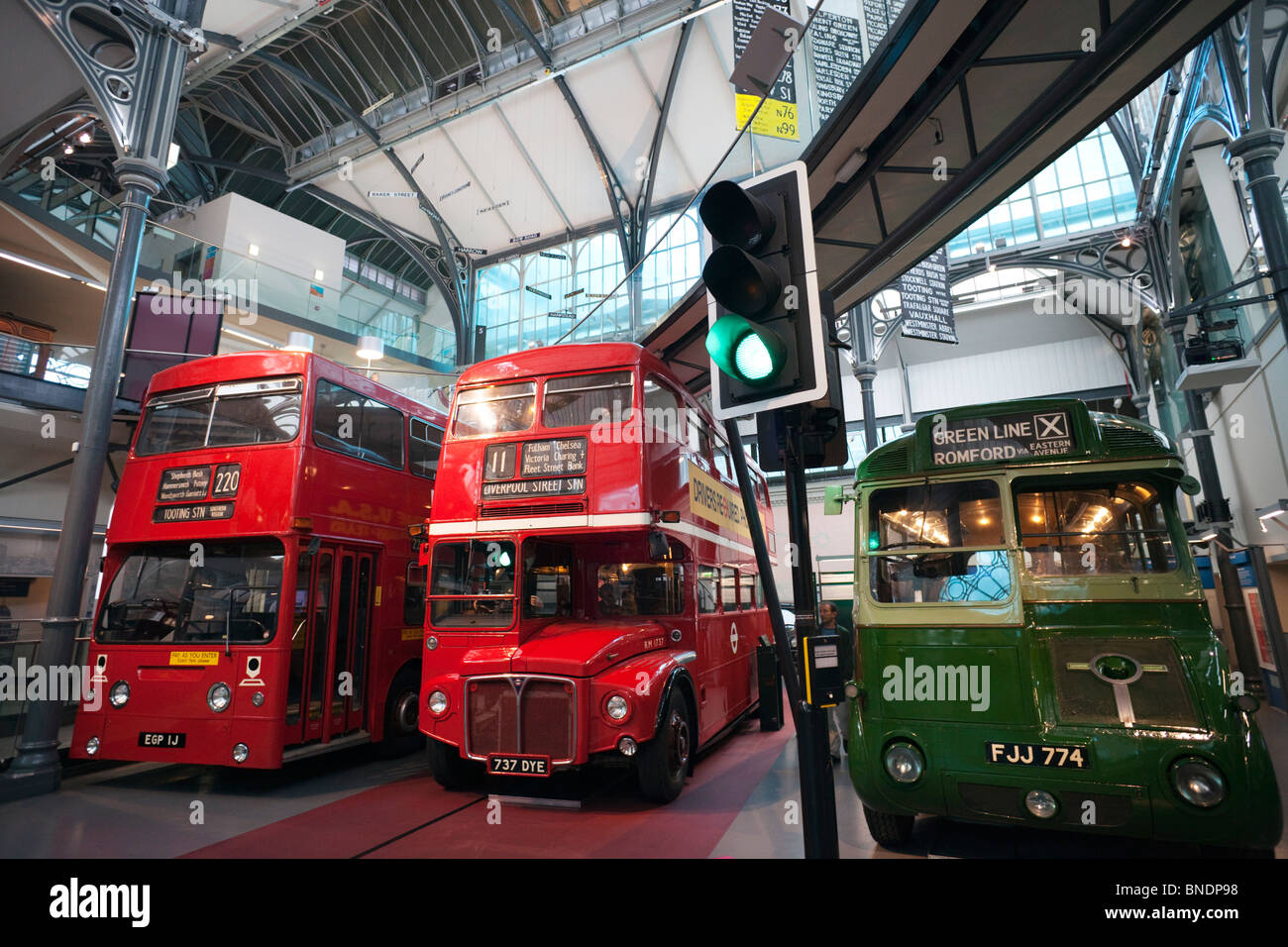Gli autobus in un museo, il Museo dei Trasporti di Londra Covent Garden di Londra, Inghilterra Foto Stock