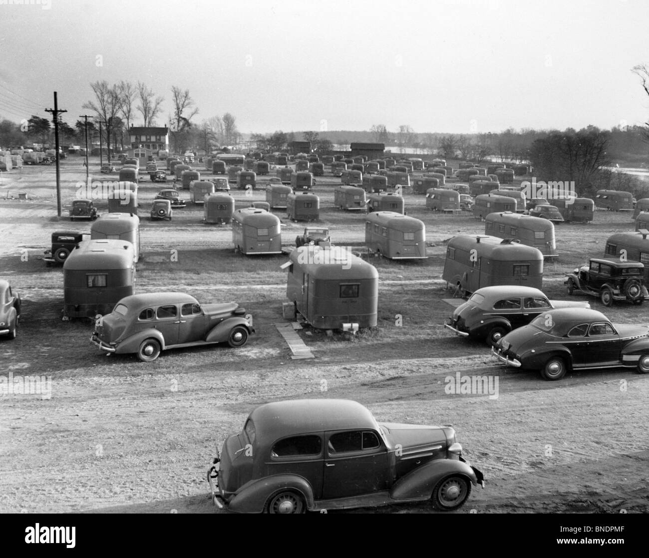 Angolo di alta vista di case mobili in un campeggio, 1941 Foto Stock