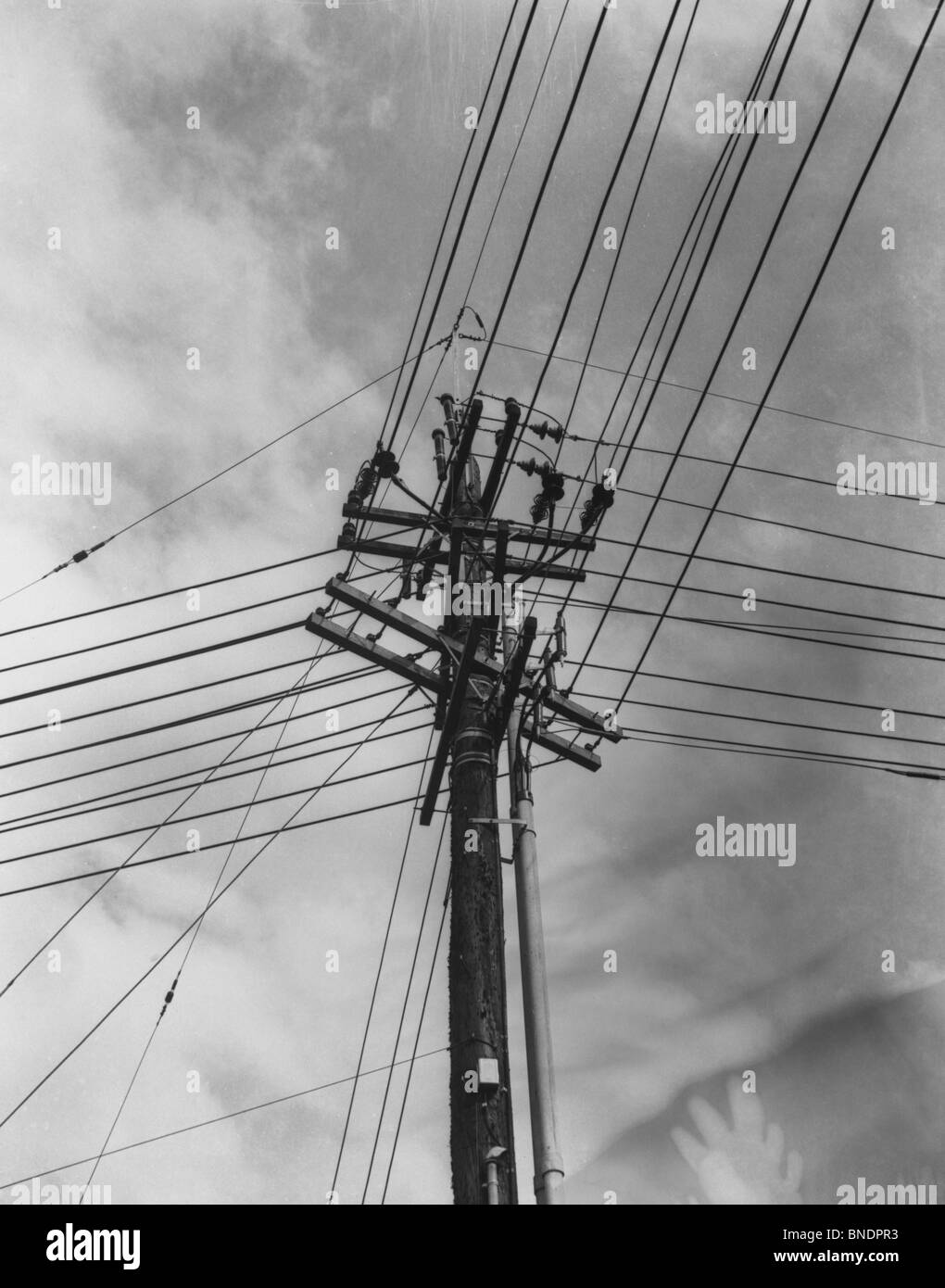 Basso angolo di vista delle linee telefoniche sospesa su un palo telefonico 1952 Foto Stock