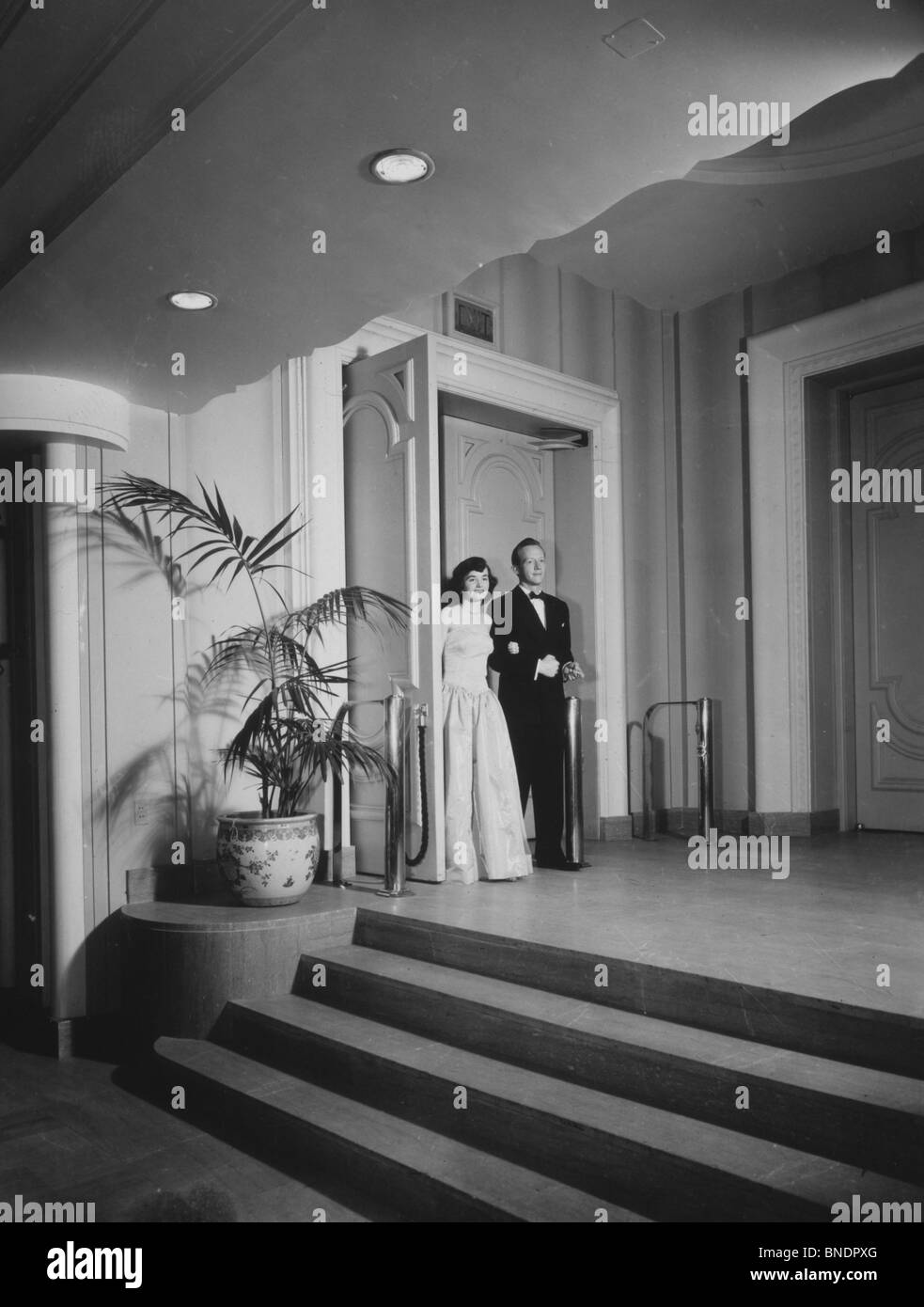 Coppia giovane a camminare in una lobby Foto Stock