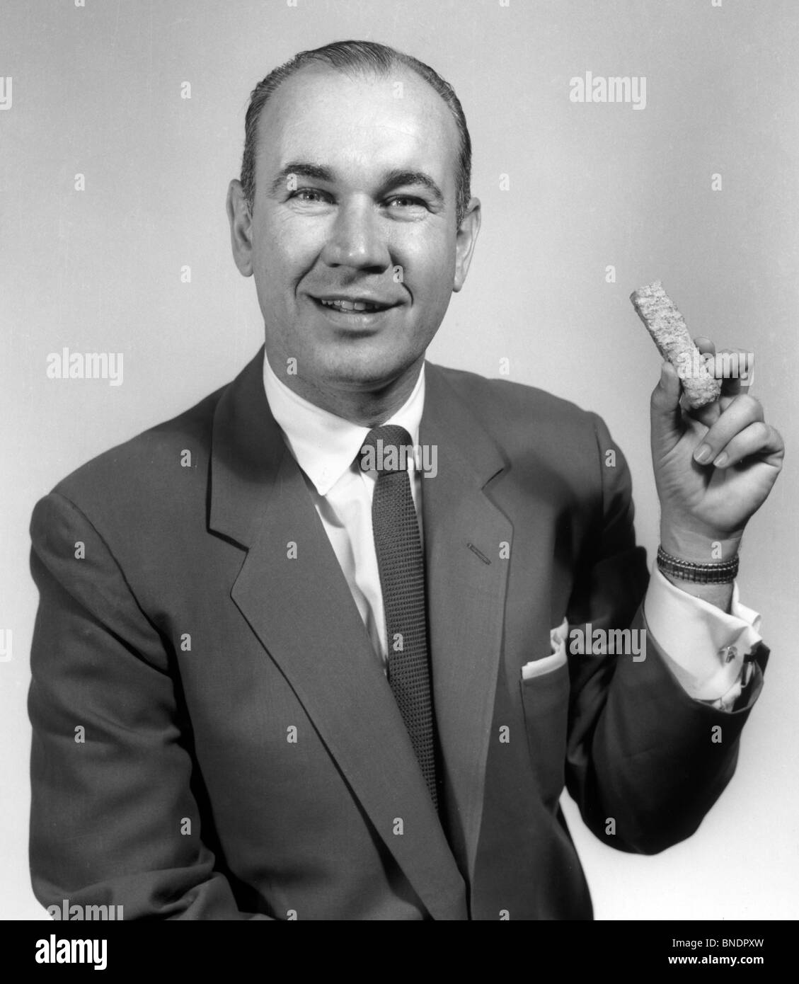 Ritratto di un uomo maturo tenendo un pezzo di cioccolato, 1955 Foto Stock