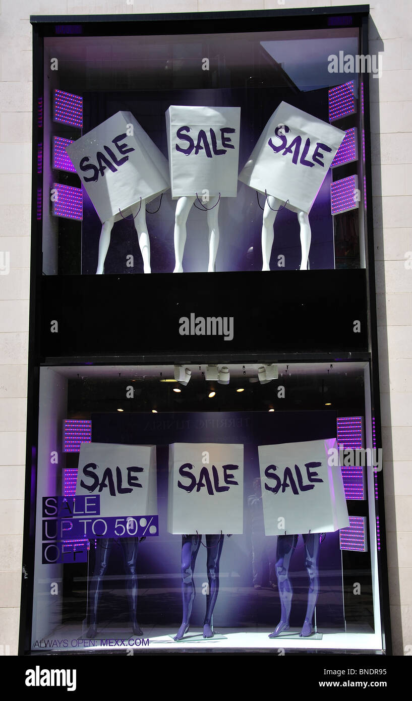 Vendita segni di 'Mexx' Fashion Store window, Oxford Street, City of Westminster, Londra, Inghilterra, Regno Unito Foto Stock
