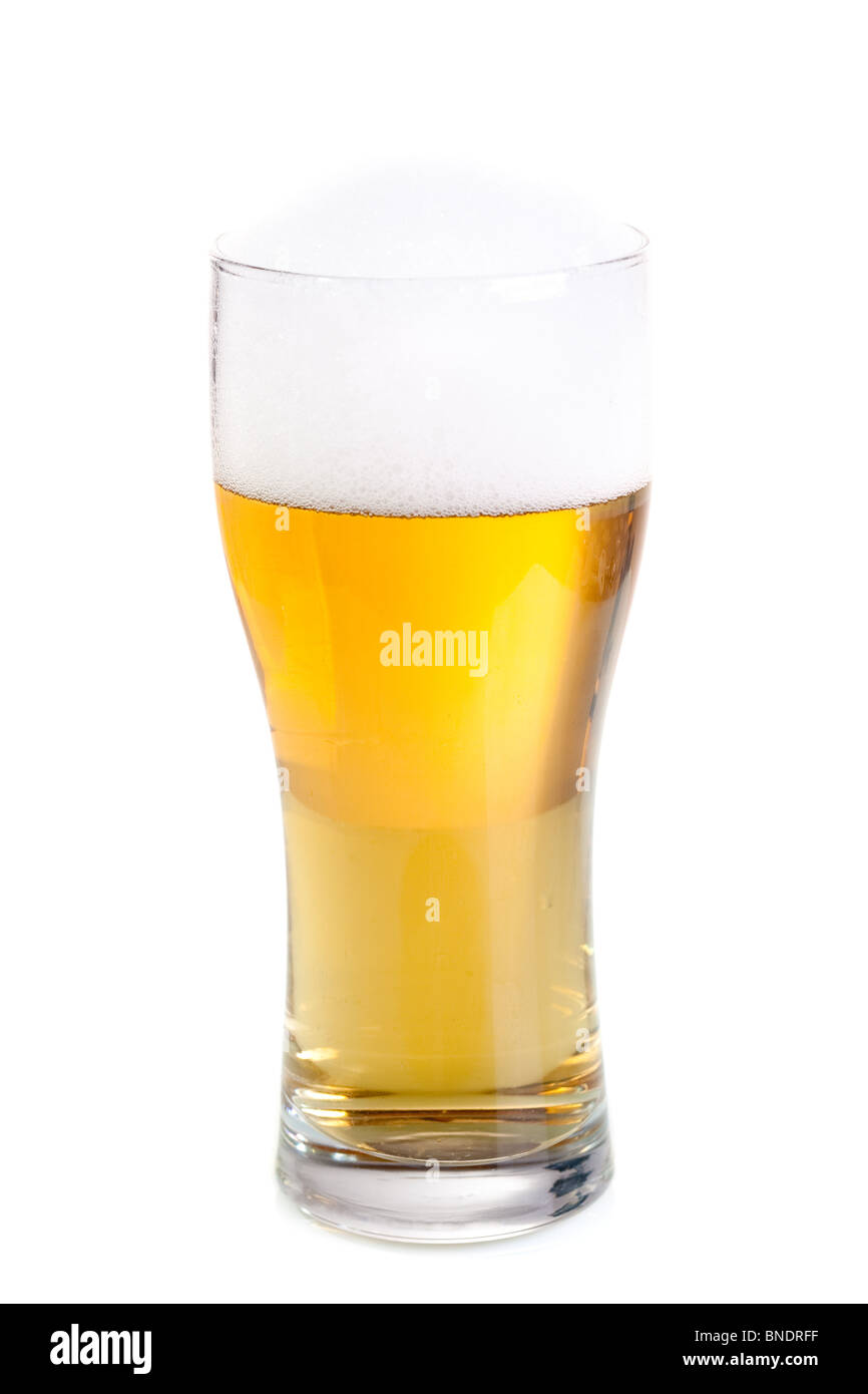 Birra fresca in un vetro isolato su sfondo bianco. Foto Stock