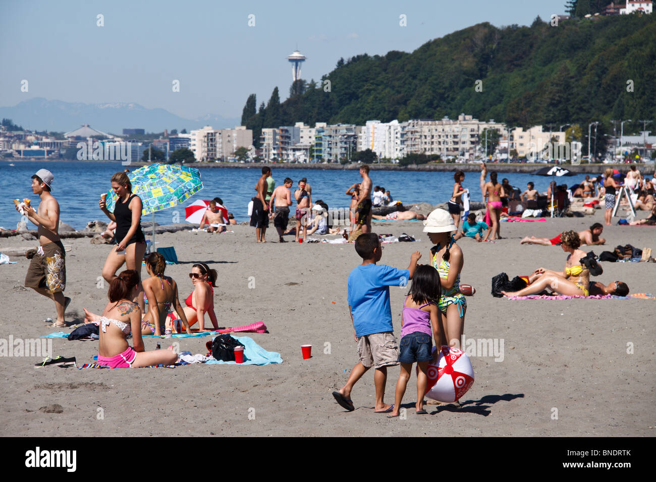 La gente sulla spiaggia sul giorno di estate, Alki Beach, West Seattle, Washington Foto Stock