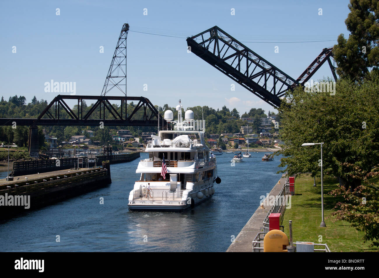 Barche a vela e yacht in Hiram Chittenden serrature, il Lago Washington Ship Canal, Seattle, Washington verso la testa del Puget Sound Foto Stock