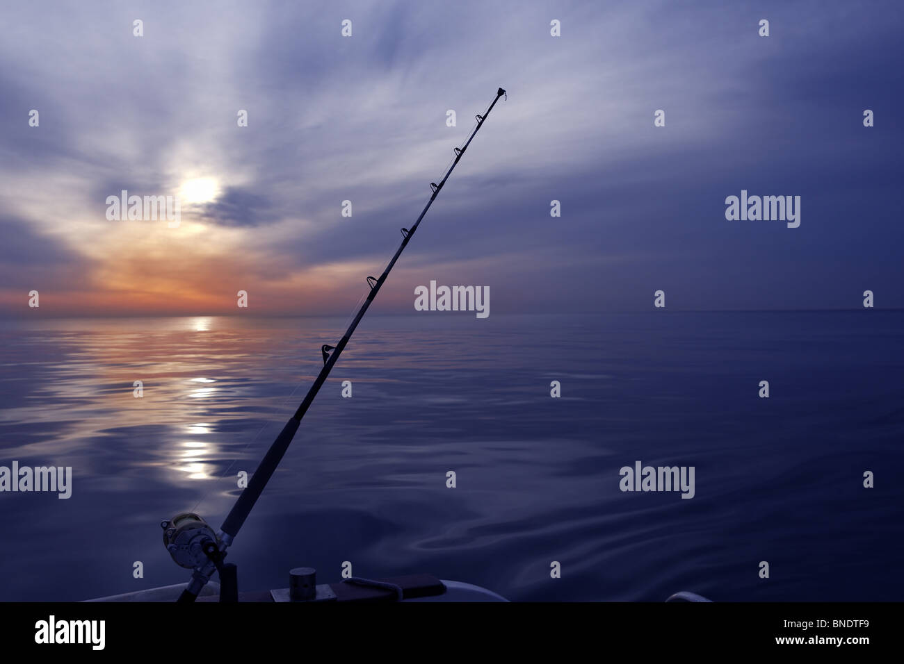 Barca da pesca alba sul mare asta e bobine orizzonte Foto Stock