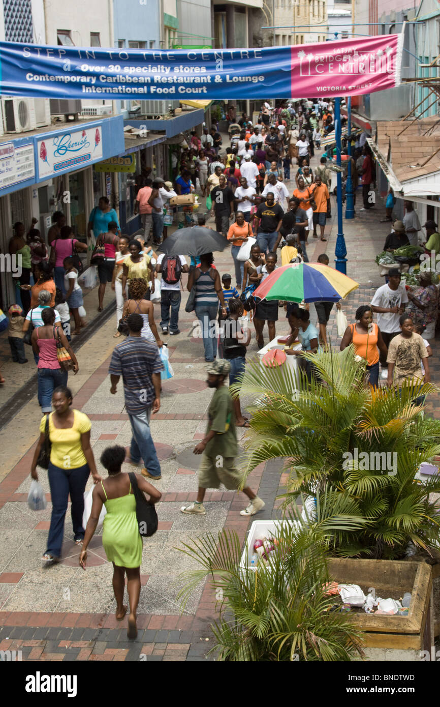 Affollata strada commerciale con molte persone a Bridgetown, Barbados, West Indies, dei Caraibi. Foto Stock