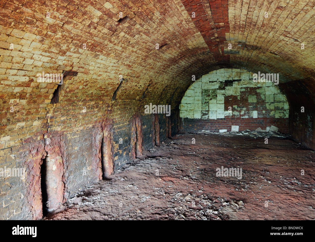 L'interno di un vecchio Hoffmann Brick Kiln. Foto Stock