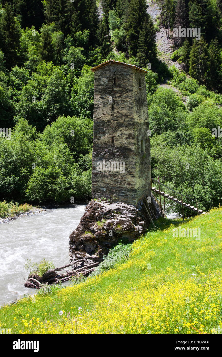 Torre su una roccia sulla strada da Mestia a Ushguli in Svaneti, Georgia Foto Stock