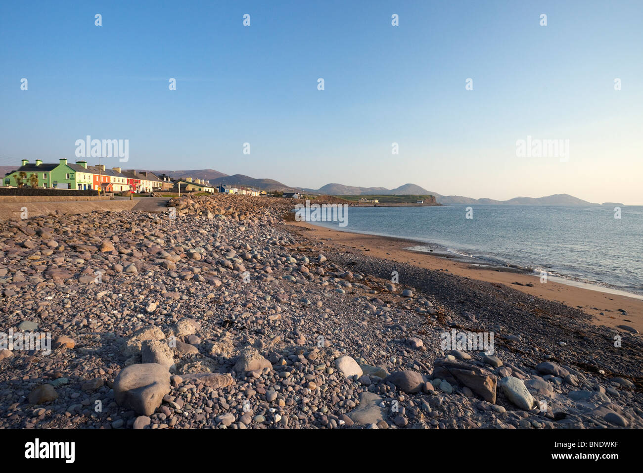 Waterville spiaggia cittadina nella contea di Co. Kerry nel sole primaverile Repubblica di Irlanda Eire Europa Foto Stock