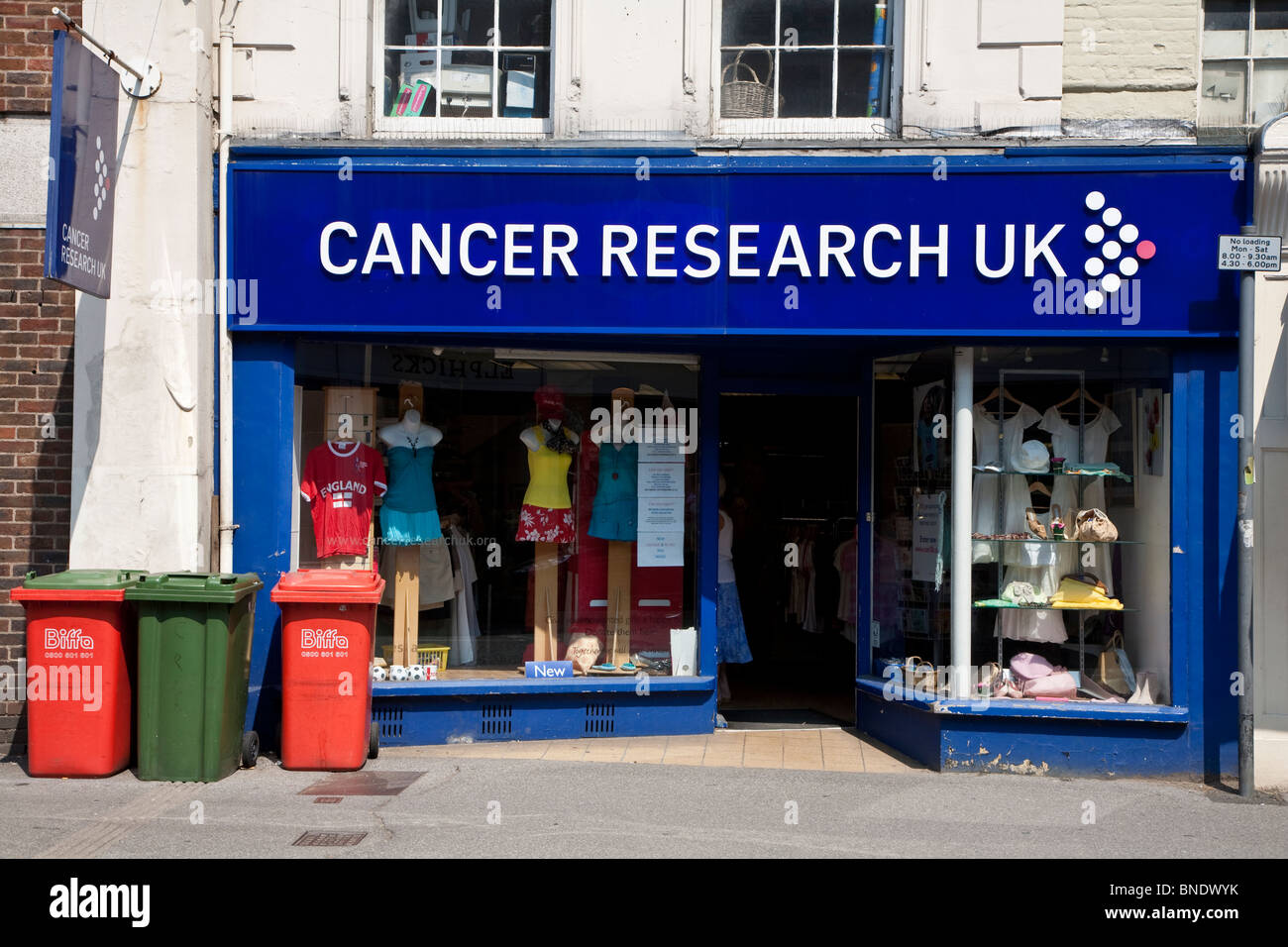 La ricerca sul cancro carità shop, Farnham Surrey Foto Stock