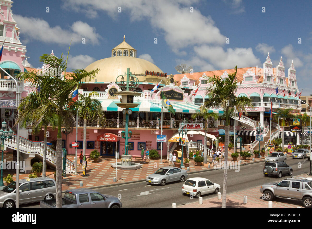 Scena di strada di negozi, ristoranti e bar, porto di Aruba Oranjestad, Aruba, Antille olandesi, Mar dei Caraibi. Foto Stock