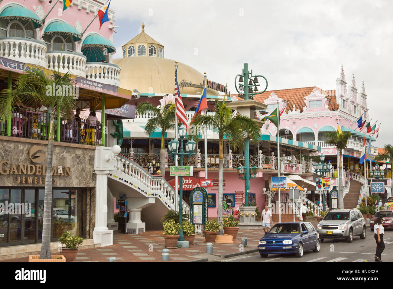 Scena di strada di negozi, ristoranti e bar, porto di Aruba Oranjestad, Aruba, Antille olandesi, Mar dei Caraibi. Foto Stock