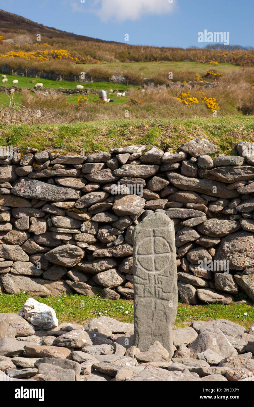 Gallarus oratorio croce celtica Penisola di Dingle County Co. Kerry nel sole primaverile Repubblica di Irlanda Eire Europa Foto Stock