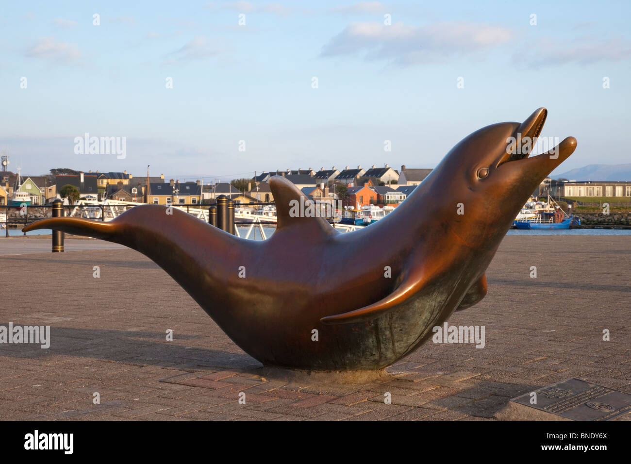 La scultura in bronzo di Fungie delfini scolpiti da James Bottoms Penisola di Dingle County Co. Kerry Repubblica di Irlanda Foto Stock