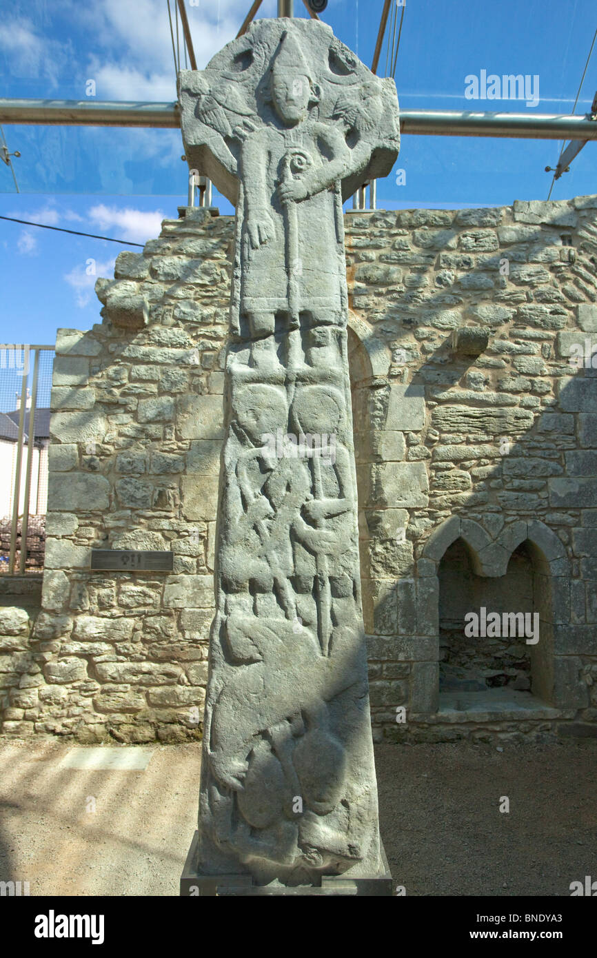 San Pietro la benedizione Vescovo Abate del XII secolo Doorty Cross celtic Kilfenora chiesa cattedrale Burren County Co. Clare Irlanda Eire Foto Stock